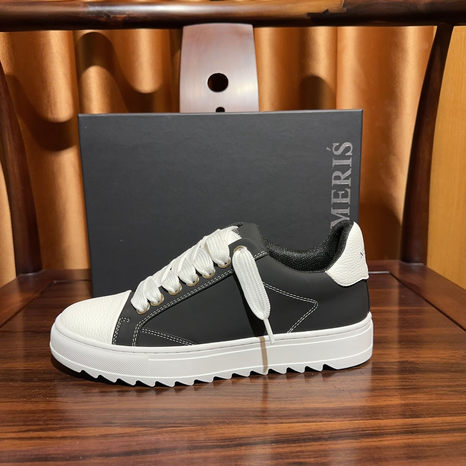 Nouvelles chaussures européennes NUMERIS Guangzhou, version haut de gamme, semelle rouge, baskets décontractées et polyvalentes pour hommes, chaussures blanches Z_voghion.com