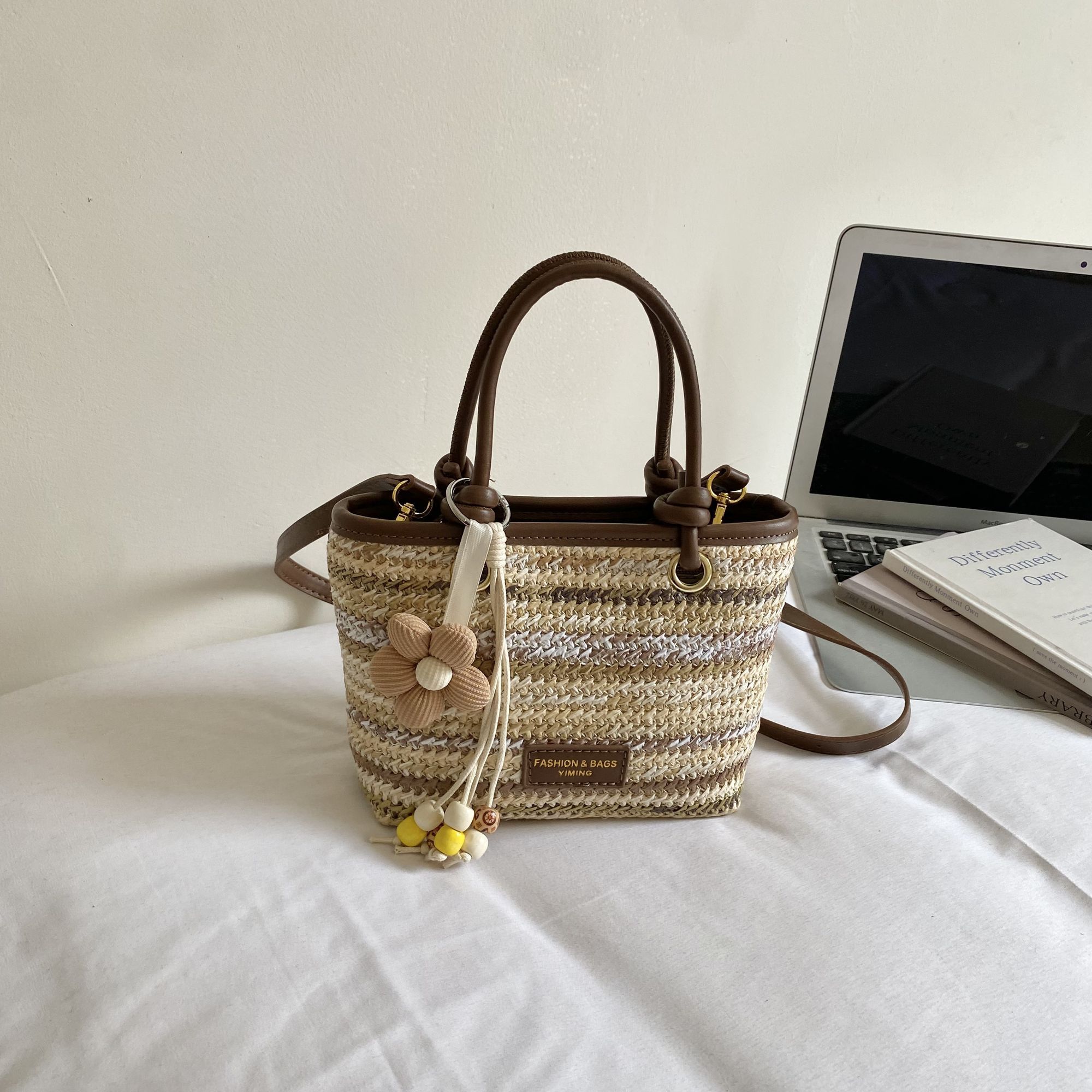 Cestino in paglia intrecciata piccolo da donna, nuovo modello 2026, borsa a mano a righe con blocchi di colore, secchiello, borsa a tracolla estiva con texture_voghion.com