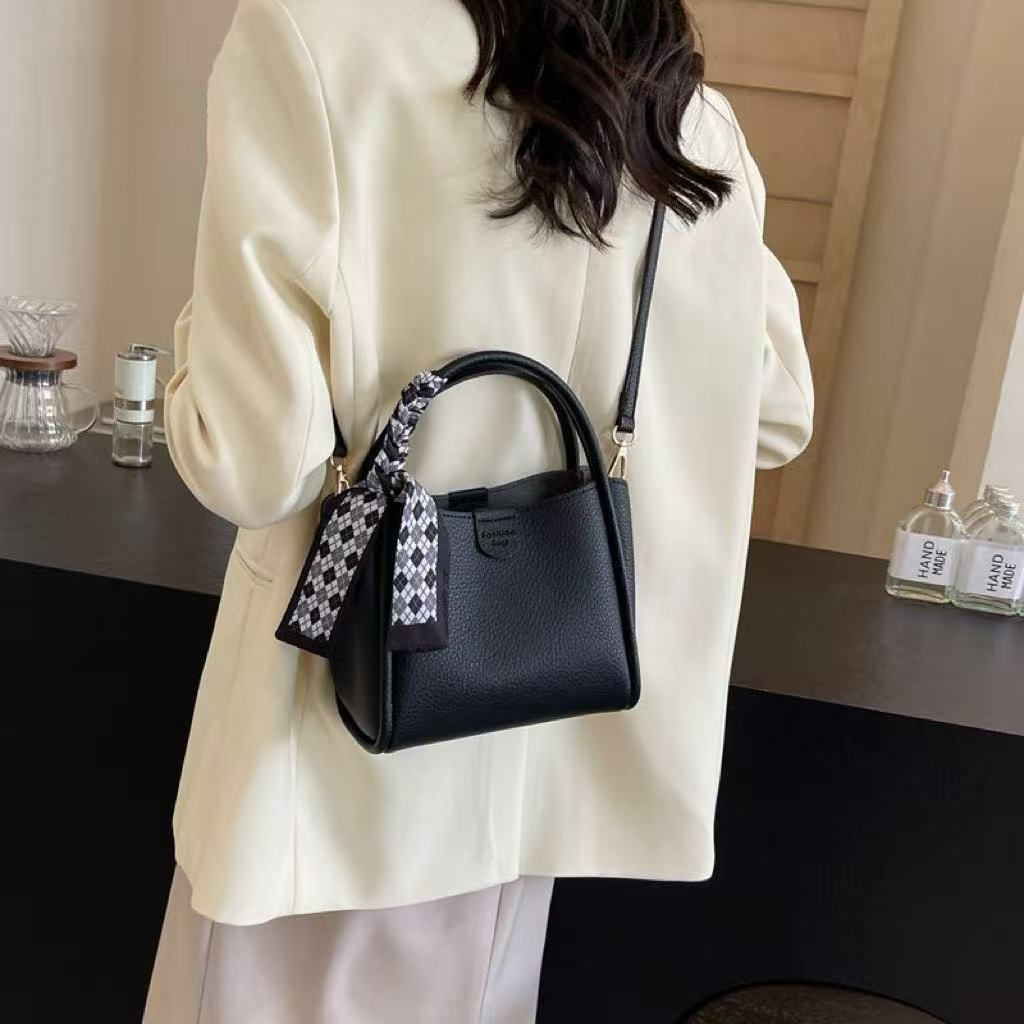 Lightweight Stylish New Large-capacity Bucket Elegant And Niche, Lightweight Crossbody Bag, High-end Shoulder Casual Bag_voghion.com