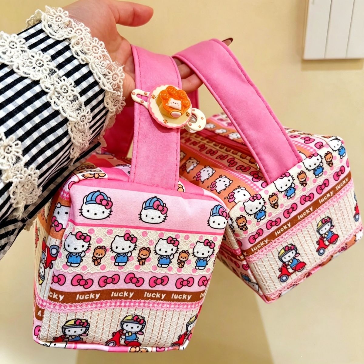 日系Hello Kitty手提化妆包 少女心大容量收纳盒 卡通超萌化妆品 图片 5
