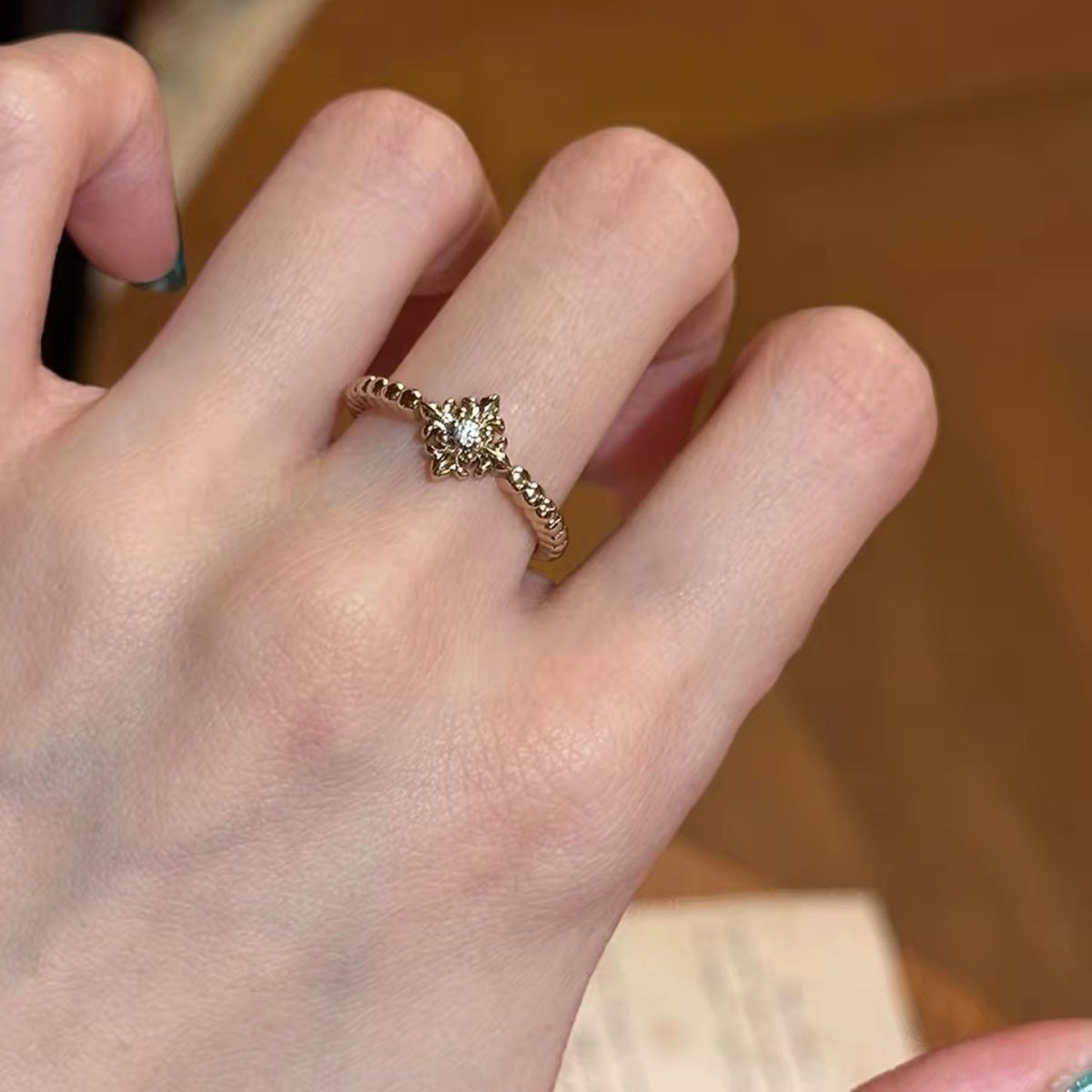 Anello da donna Niche Design Coffee Gold Iris Flower, lusso leggero con un tocco di alta gamma, anello impilabile per indice con zirconi._voghion.com