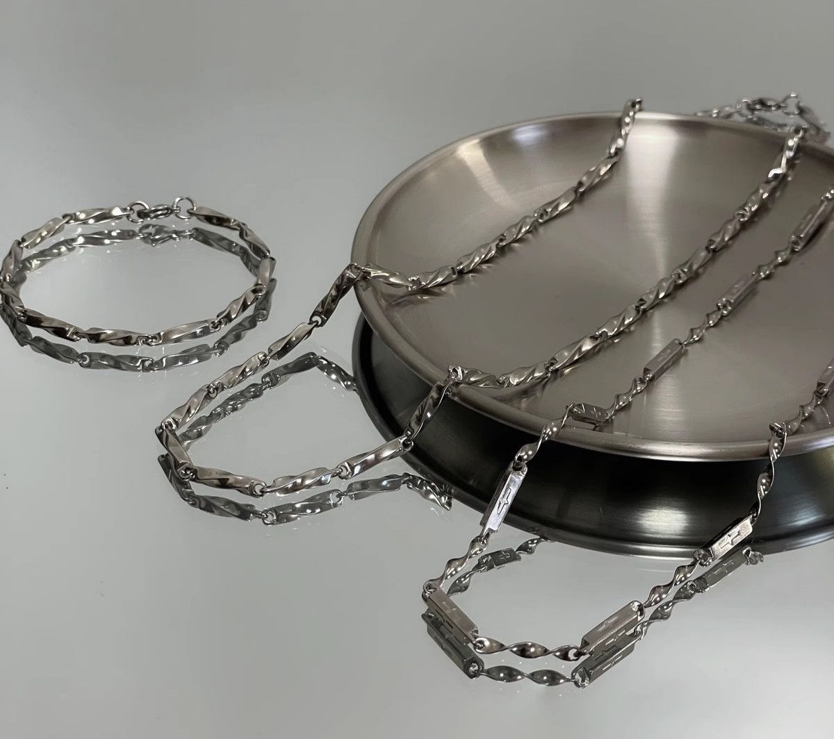 Minimalist Möbius Strip Titanium Steel Couple Necklace_voghion.com