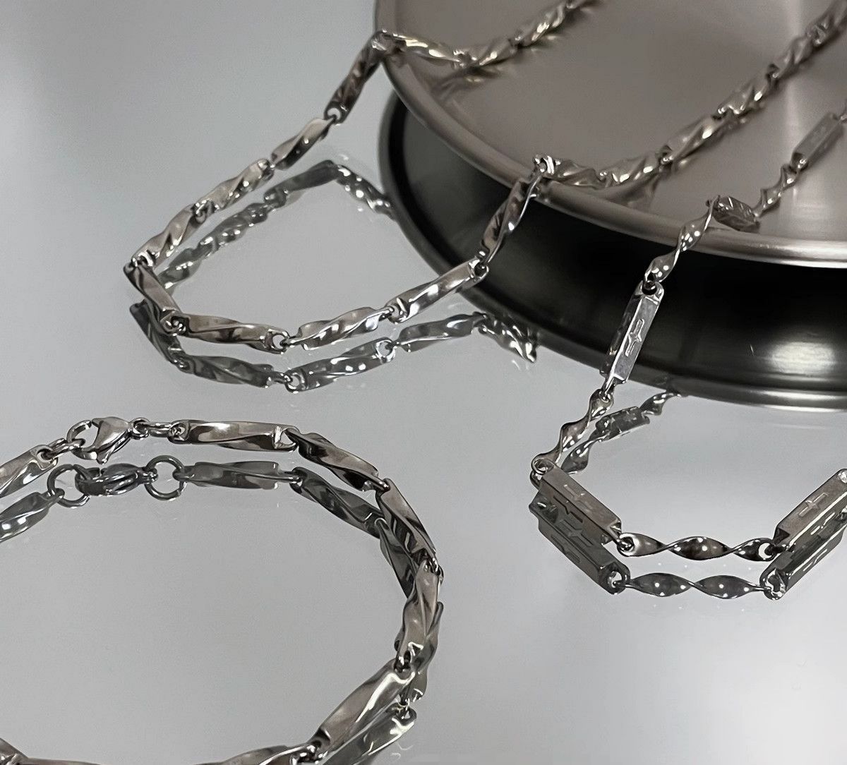 Minimalist Möbius Strip Titanium Steel Couple Necklace_voghion.com