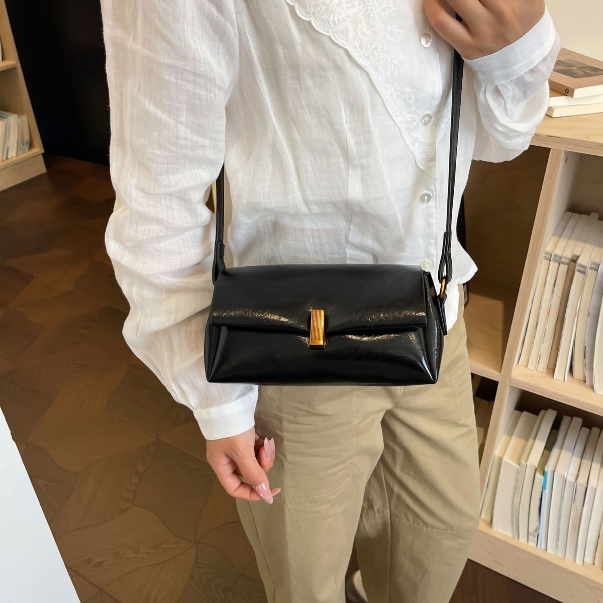 Retro Bright Yellow Women's Shoulder Bag For Spring And Summer_voghion.com