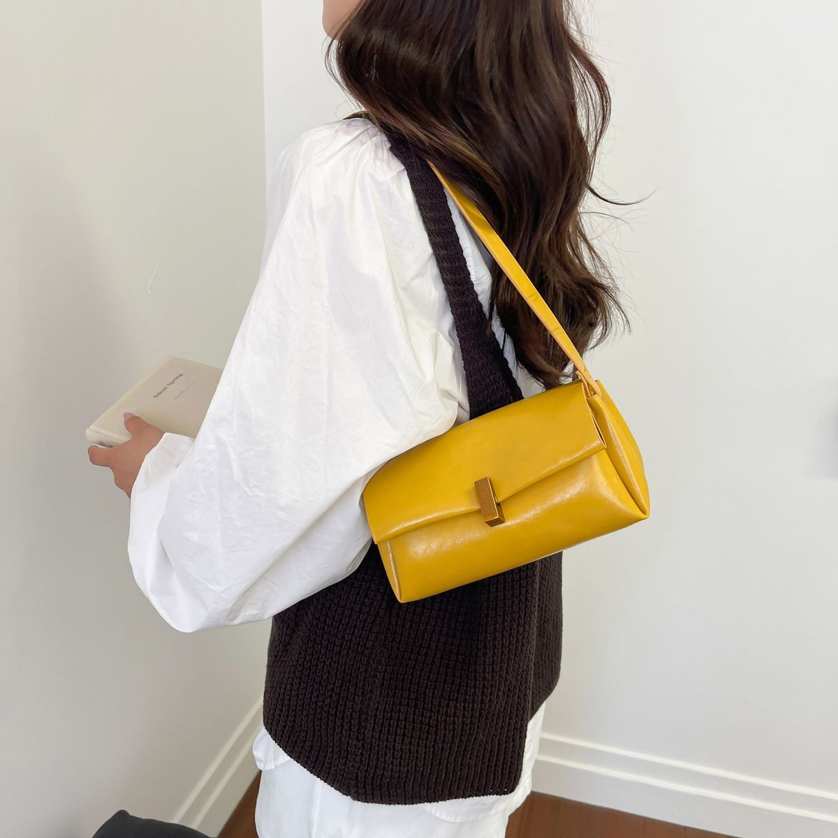 Retro Bright Yellow Women's Shoulder Bag For Spring And Summer_voghion.com