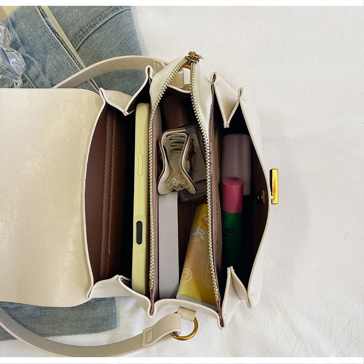 Retro Bright Yellow Women's Shoulder Bag For Spring And Summer_voghion.com