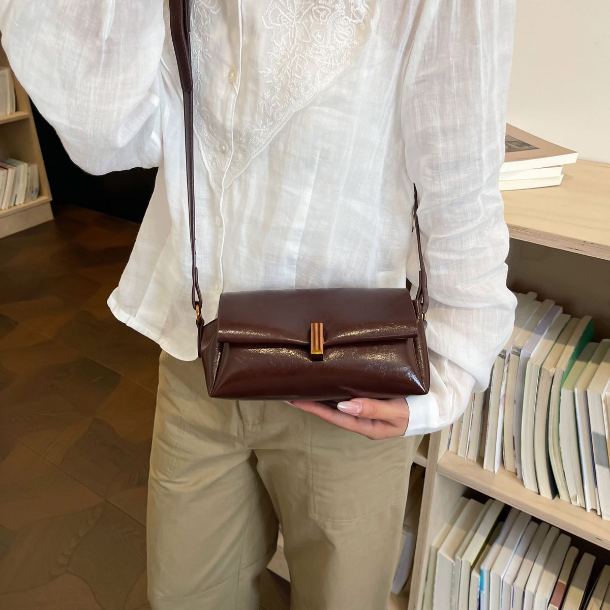 Retro Bright Yellow Women's Shoulder Bag For Spring And Summer_voghion.com