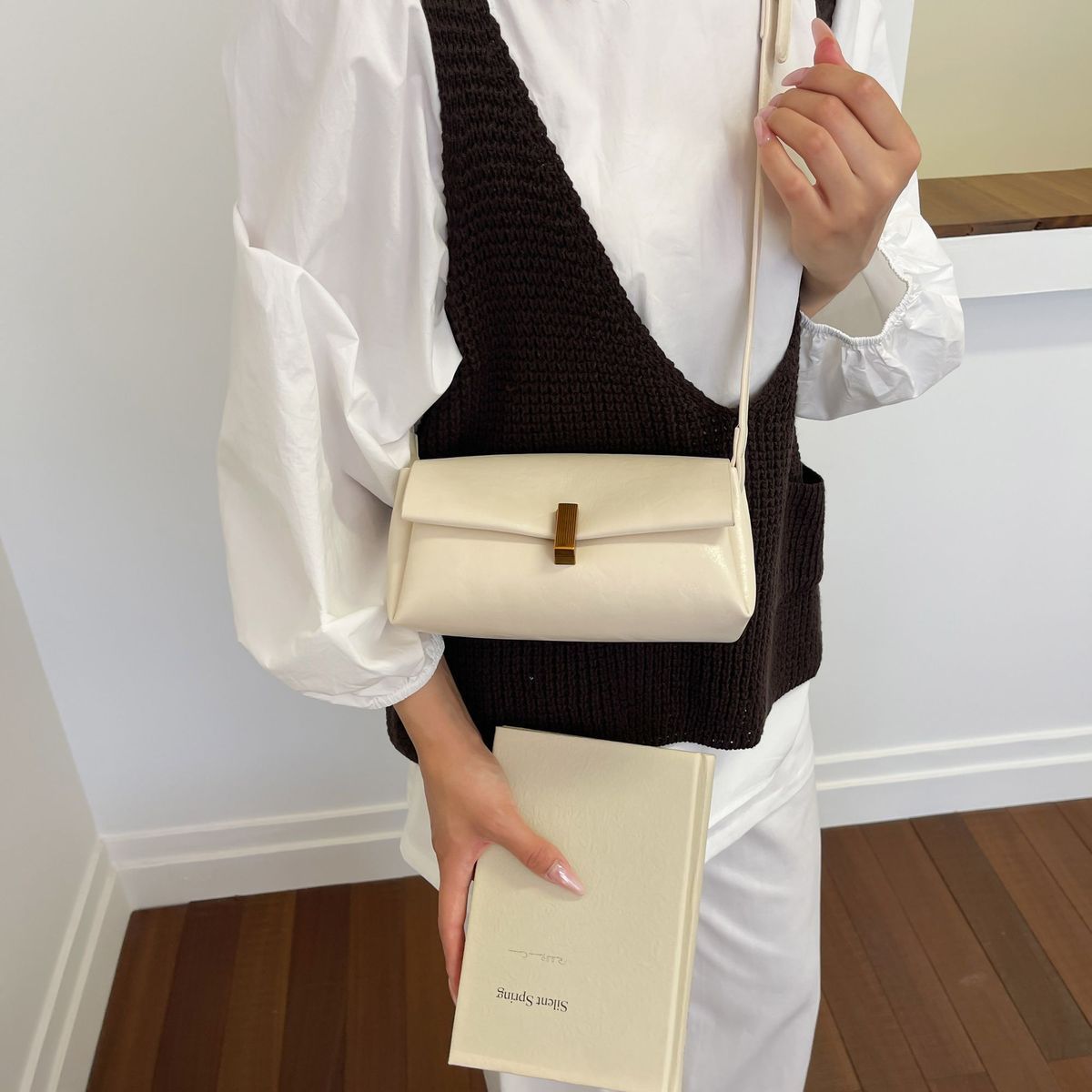Retro Bright Yellow Women's Shoulder Bag For Spring And Summer_voghion.com