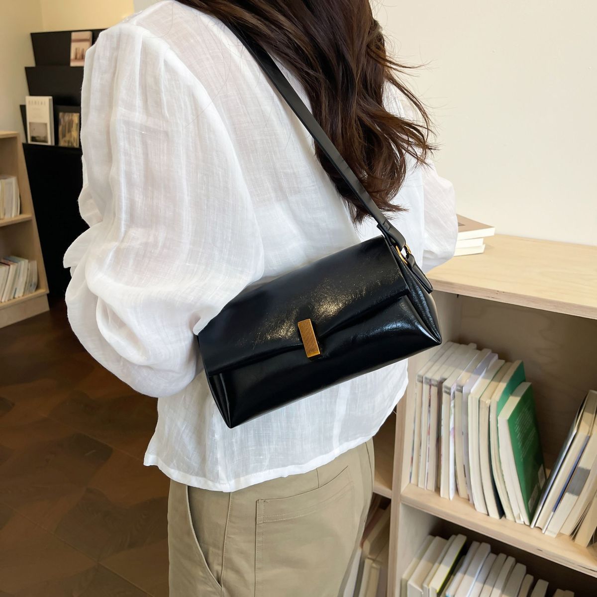 Retro Bright Yellow Women's Shoulder Bag For Spring And Summer_voghion.com