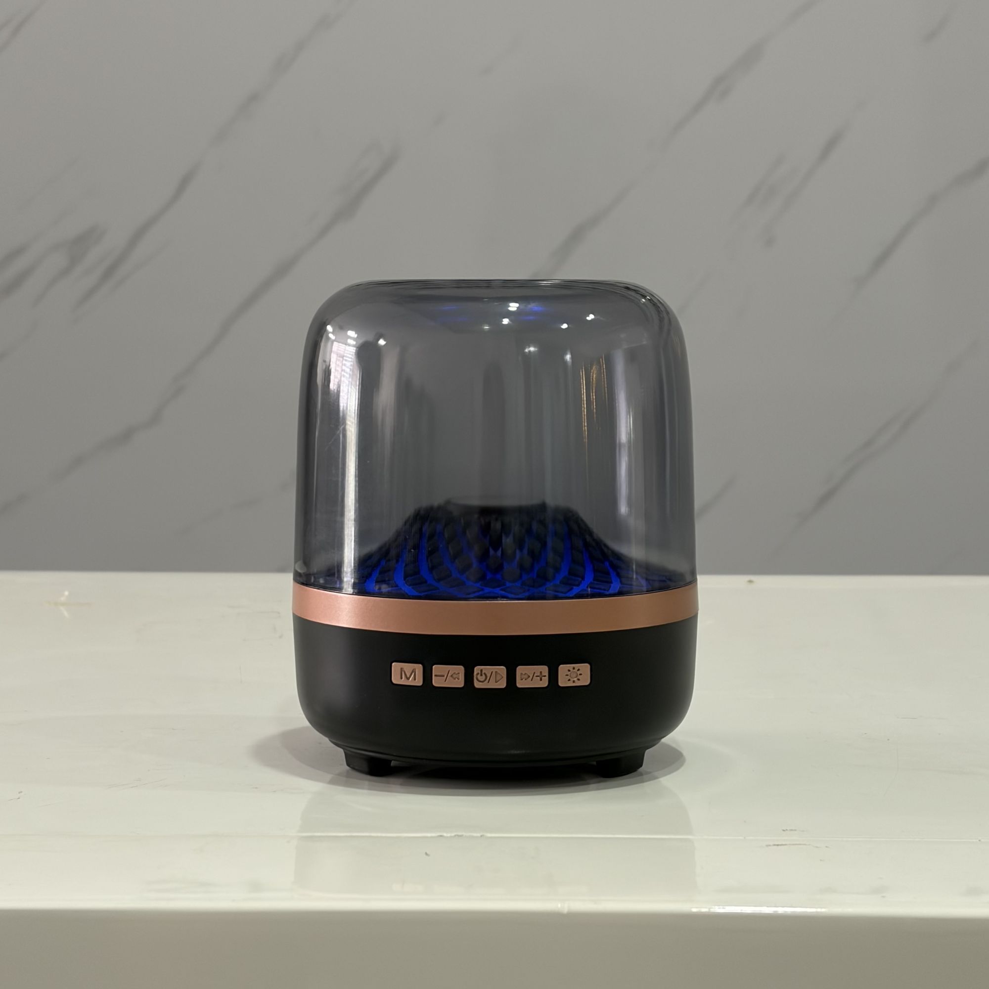 Neuer kabelloser Bluetooth-Lautsprecher der 7. Generation aus schwarzem und goldenem Glas für den Heim-Desktop (2026) mit farbigem Umgebungslicht und_voghion.com