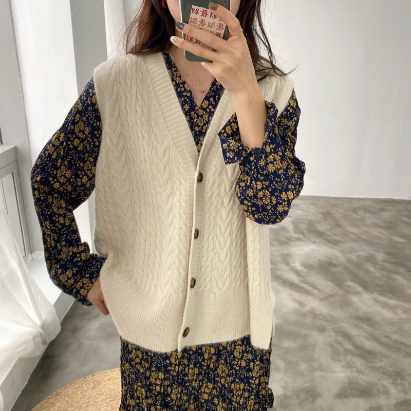 Spring and autumn sleeveless knitted vest cardigan for women's Retro wear vest and Korean loose V-Neck Sweater Jacket