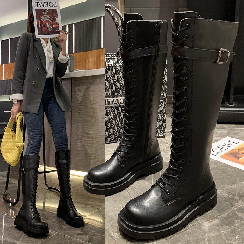 Women's boots are below the knee in autumn and winter 2020