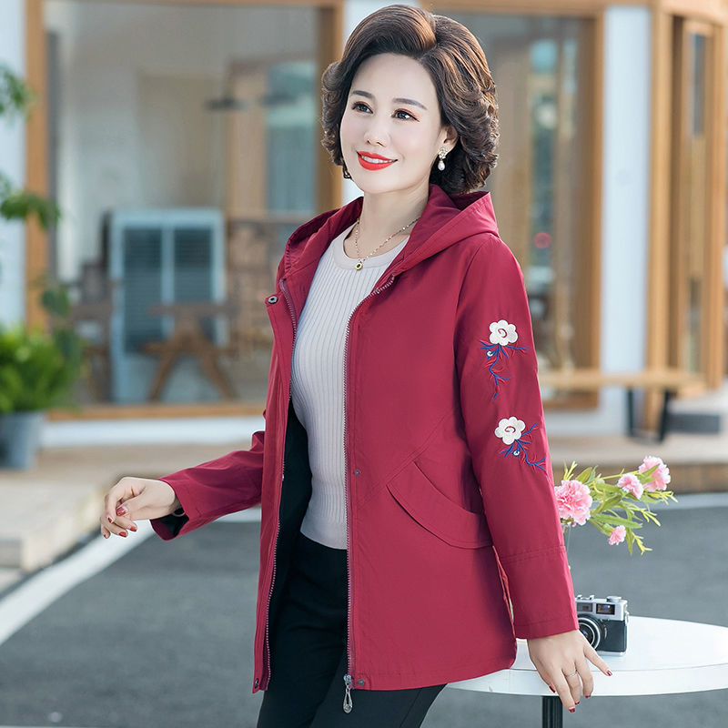 Middle-aged and elderly mothers' fashion loose large-size casual jacket women's 2021 autumn new middle-aged middle-length windbreaker