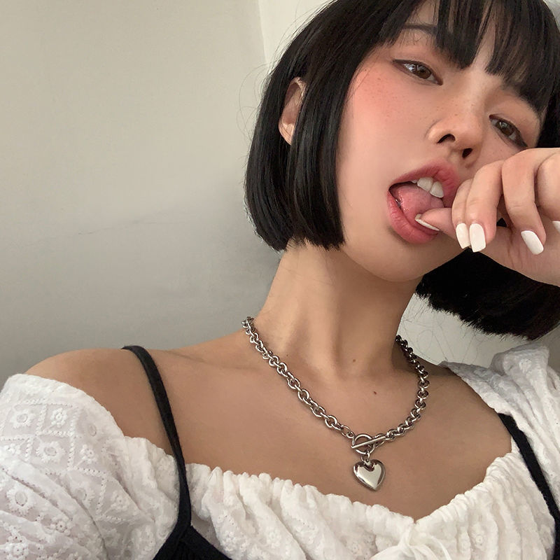 Korean version of sweet and cool hot girl love necklace double-layer wild hip-hop portrait three-dimensional pendant retro cold wind clavicle chain