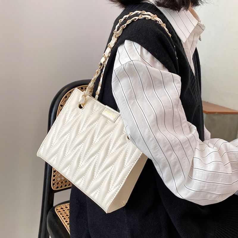上新網紅包包女2020新款潮時尚鏈條斜挎包韓版百搭質感單肩褶皺包