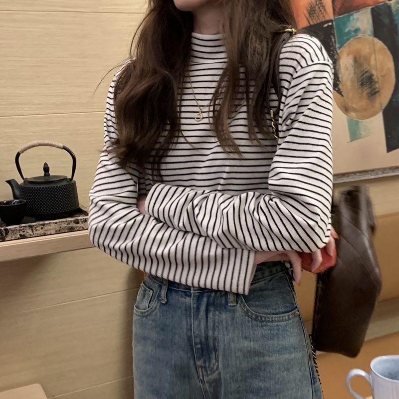 Half turtleneck bottoming shirt with velvet inside to keep warm. Autumn and winter women's clothing. Versatile and stylish striped long-sleeved tops. T-shirt. Slim fit.