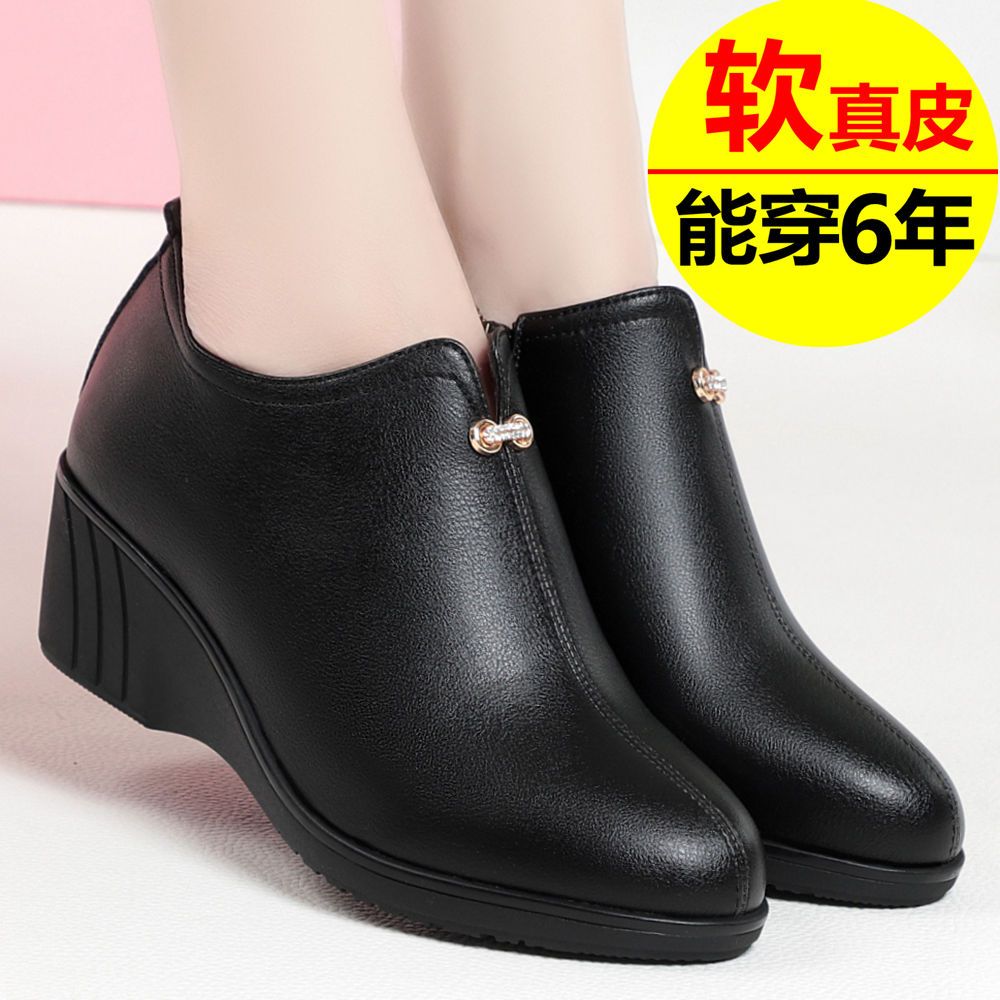 妈妈鞋子软底女春秋单鞋女鞋2021新款中年中老年中跟坡跟真皮皮鞋