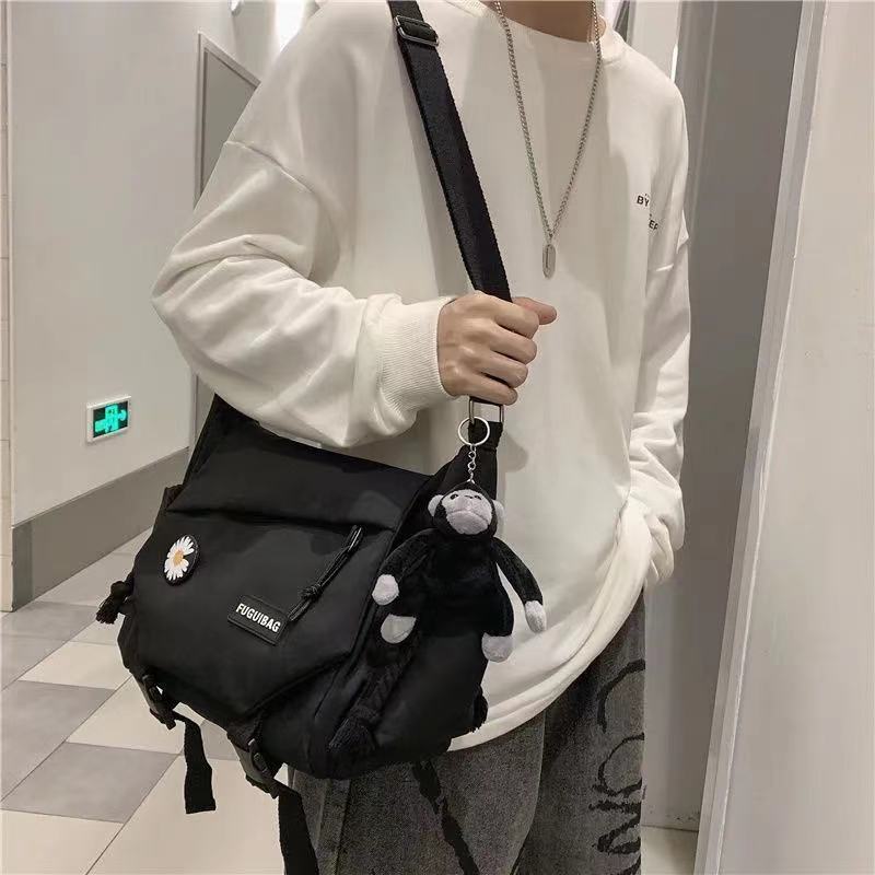 男士單肩斜挎包潮流韓版學生情侶休閒背包ins日系郵差包大容量包