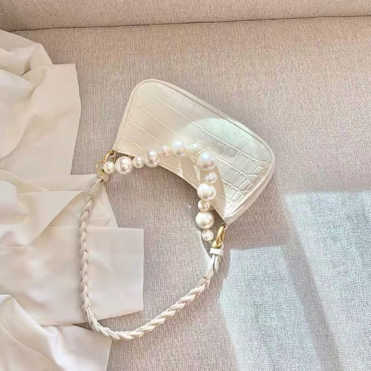 Underarm bag 2022 New trendy bag White French niche texture high-end crossbody bag Women's pearl chain bag