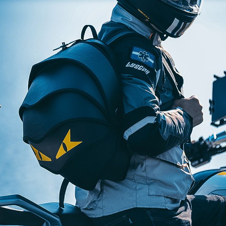 创意小怪兽头盔双肩包男骑士机车背包大容量摩托车旅行防水书包