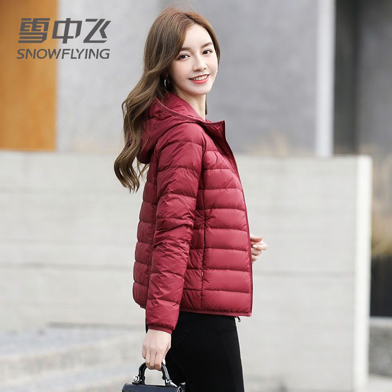 雪中飞轻薄羽绒服女短款连帽2021年新款运动休闲反季时尚保暖外套