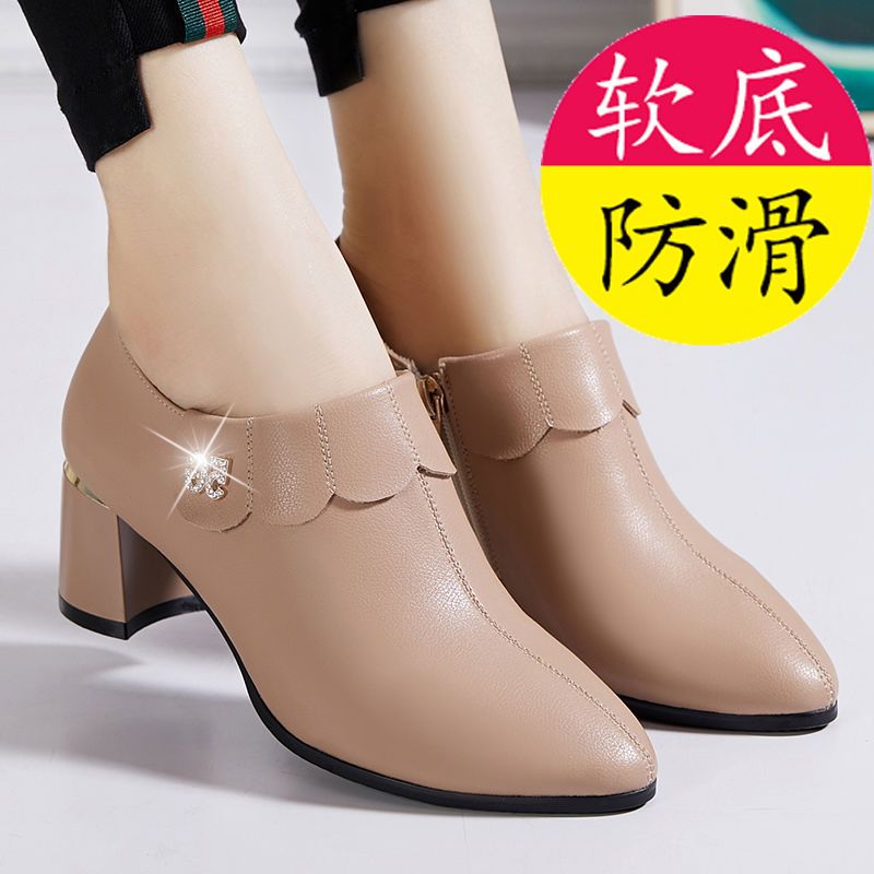 妈妈鞋子软底女春秋单鞋秋冬女鞋2021新款中年中老年中跟真皮皮鞋