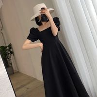 黑色显瘦连衣裙女2022夏季新款方领法式复古赫本风气质小黑裙