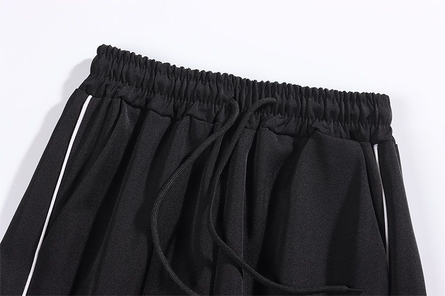 Ins pantaloni sportivi dritti e larghi per coppie, con un senso di caduta e vestibilità ampia. Pantaloni alla moda con coulisse allacciata alle gambe_voghion.com