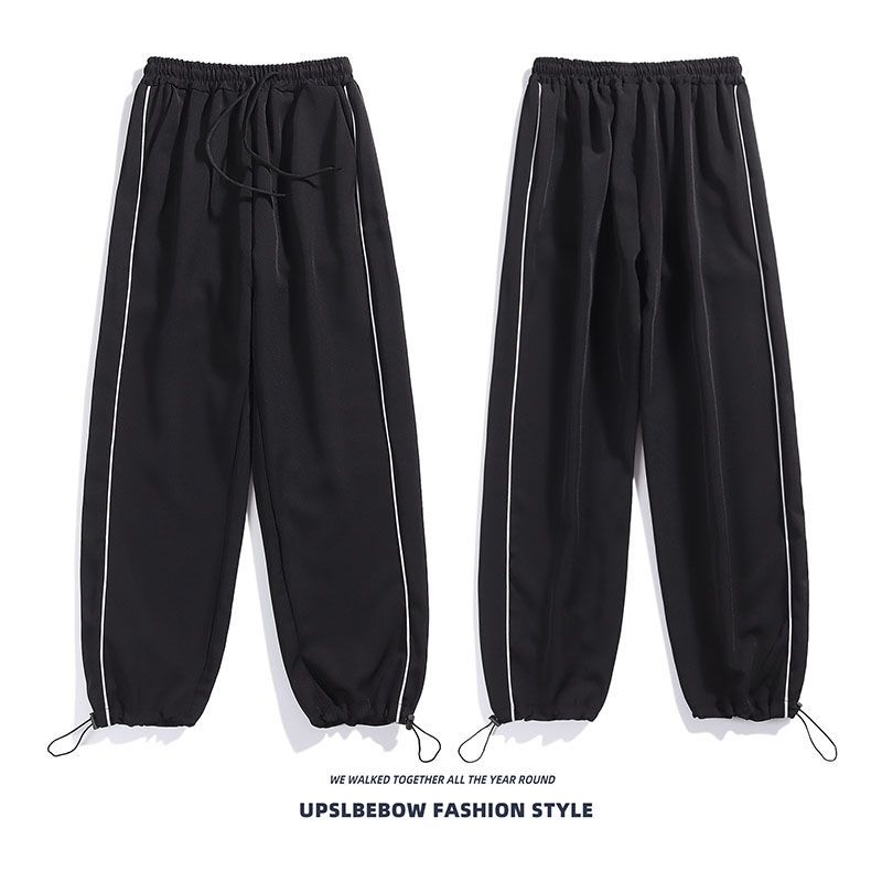Ins pantaloni sportivi dritti e larghi per coppie, con un senso di caduta e vestibilità ampia. Pantaloni alla moda con coulisse allacciata alle gambe_voghion.com