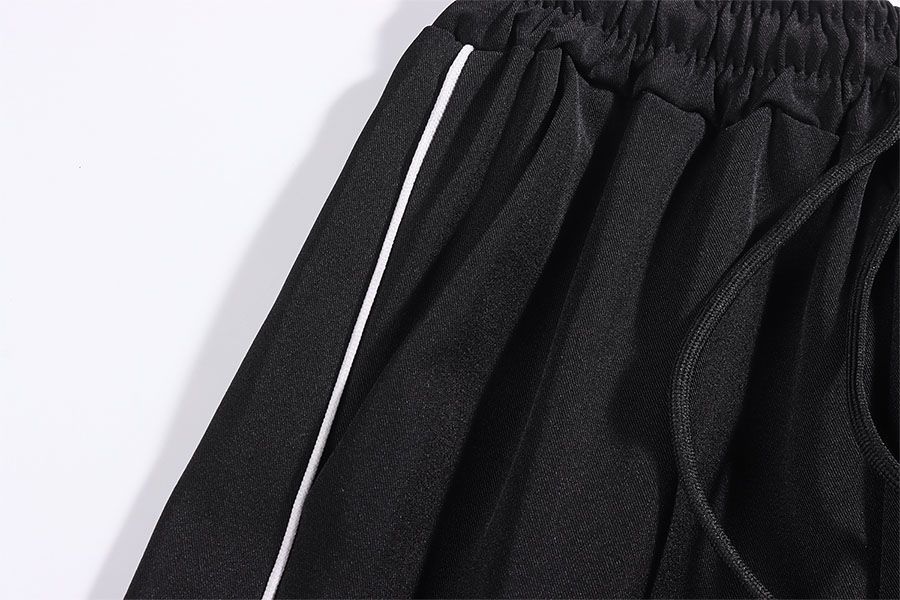 Ins pantaloni sportivi dritti e larghi per coppie, con un senso di caduta e vestibilità ampia. Pantaloni alla moda con coulisse allacciata alle gambe_voghion.com