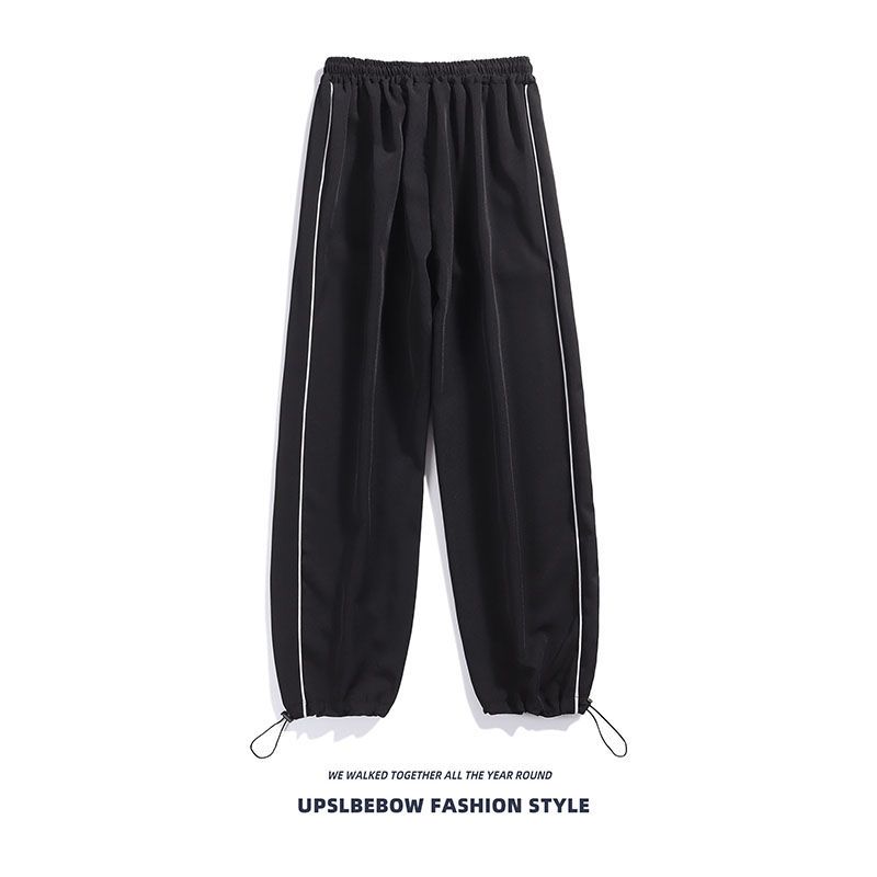 Ins pantaloni sportivi dritti e larghi per coppie, con un senso di caduta e vestibilità ampia. Pantaloni alla moda con coulisse allacciata alle gambe_voghion.com