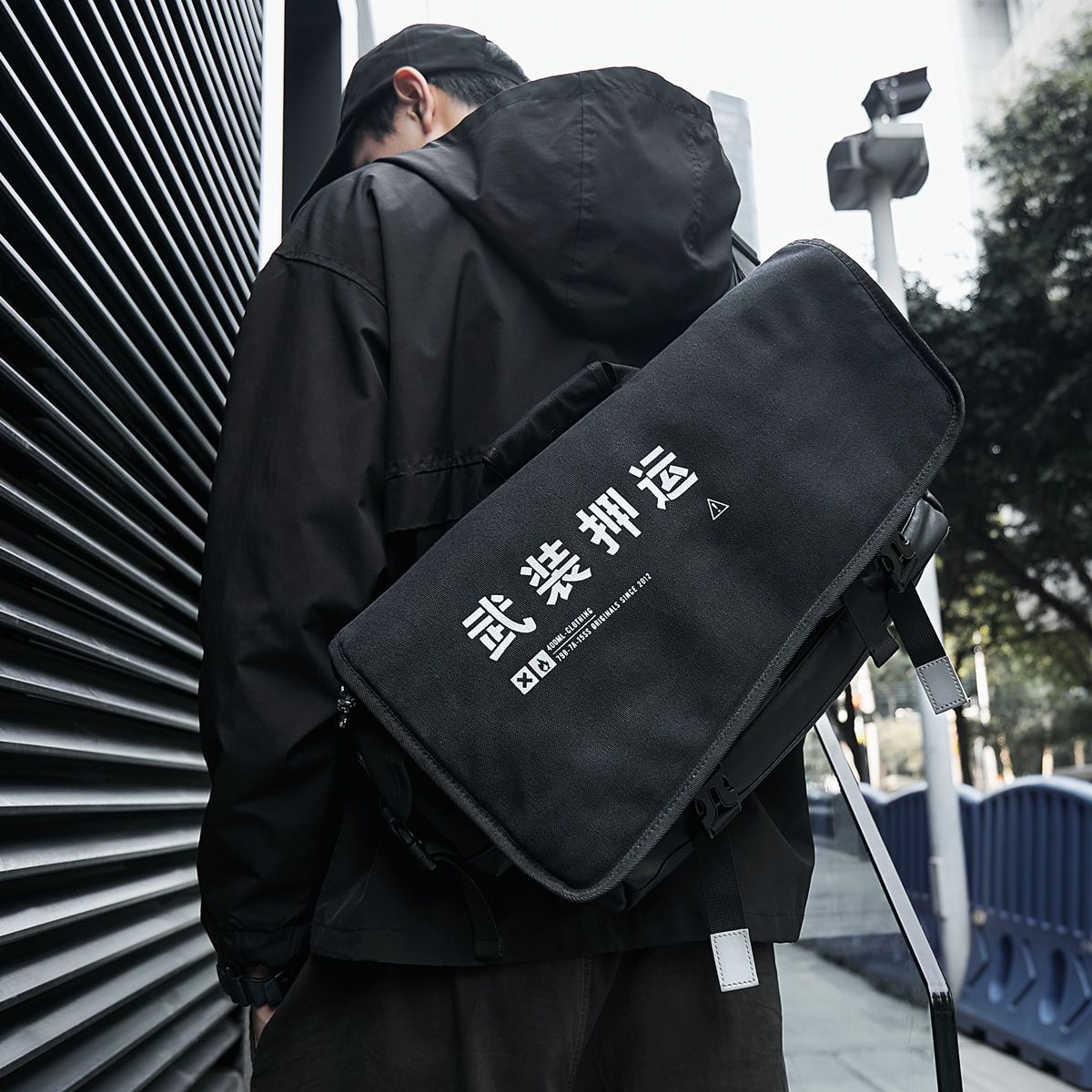 潮流時尚武裝押運單肩斜跨包死飛包騎行郵差包男街頭運動學生書包