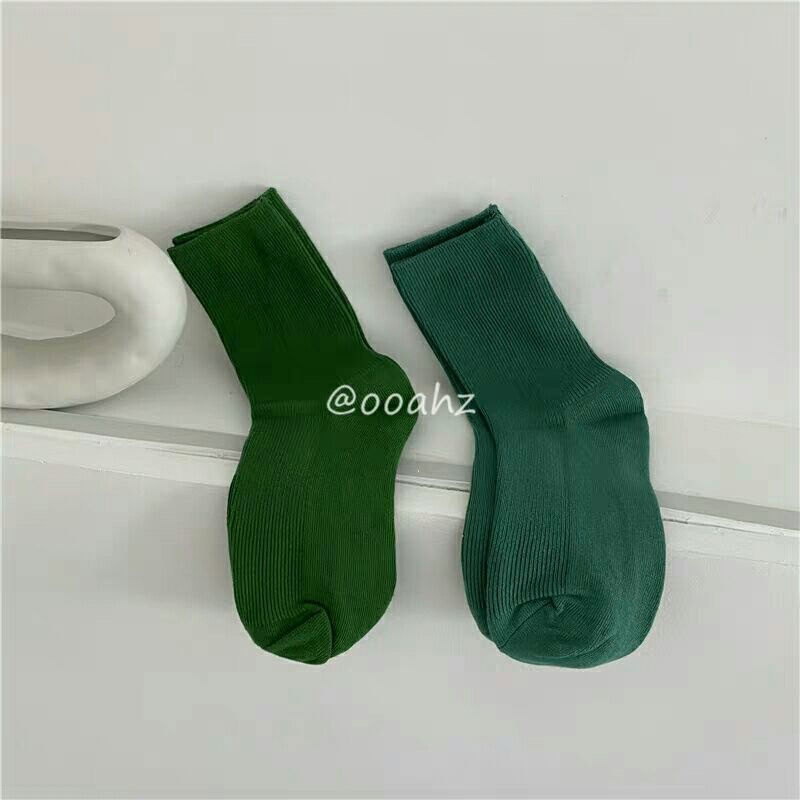 Green socks women's mid-tube Korean version Japanese cute students ins tide all-match dark green stockings autumn and winter piles of socks