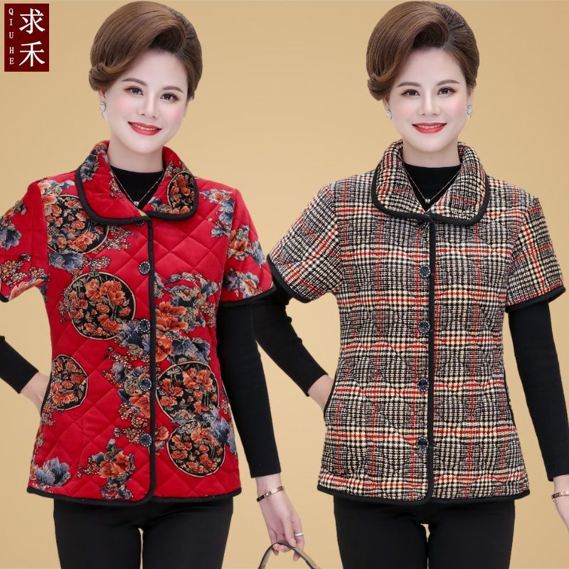 50-year-old and 60-year-old middle-aged and elderly mothers wear velvet short-sleeved vest jacket in autumn and winter to keep warm