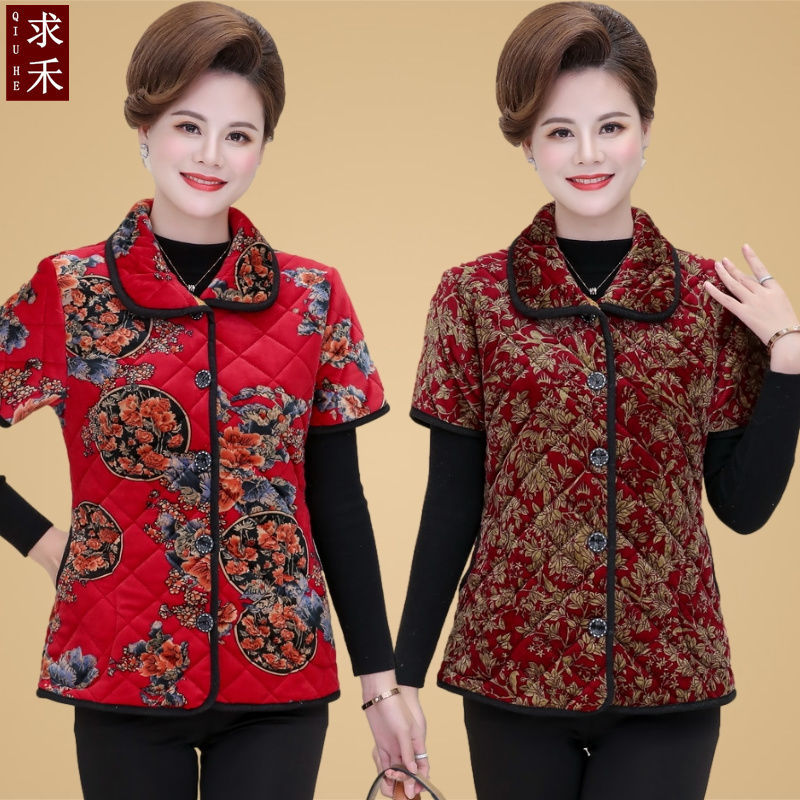 50-year-old and 60-year-old middle-aged and elderly mothers wear velvet short-sleeved vest jacket in autumn and winter to keep warm