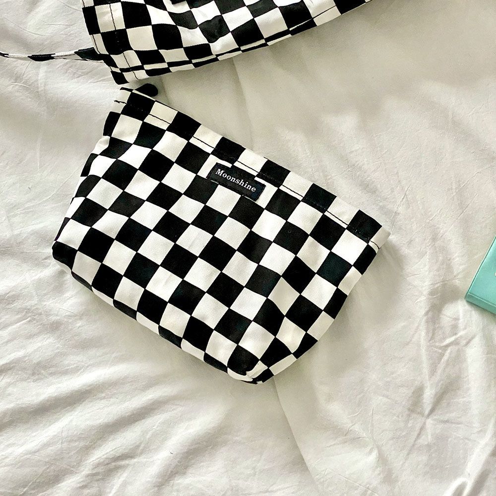 Korean version of high-end black and white plaid cosmetic bag large-capacity water milk storage bag portable all-match checkerboard wash bag
