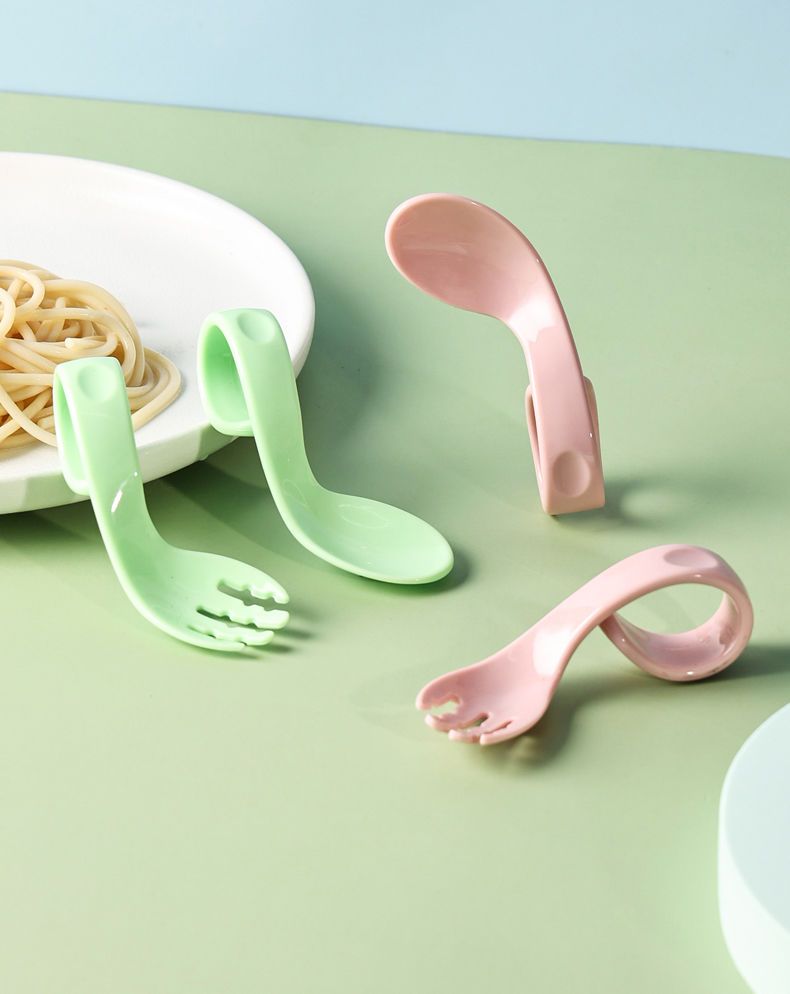 【台灣現貨】寶寶學吃飯訓練勺子叉子嬰兒童輔食學食一歲短柄彎曲勺叉套裝餐具