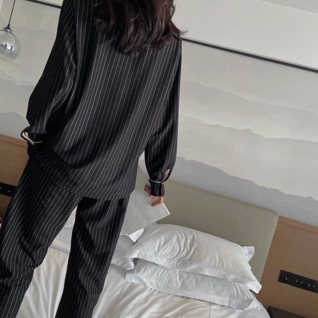 Internet celebrity with the same style of high-end custom Roman striped couple pajamas autumn and winter new simple and loose two-piece home service