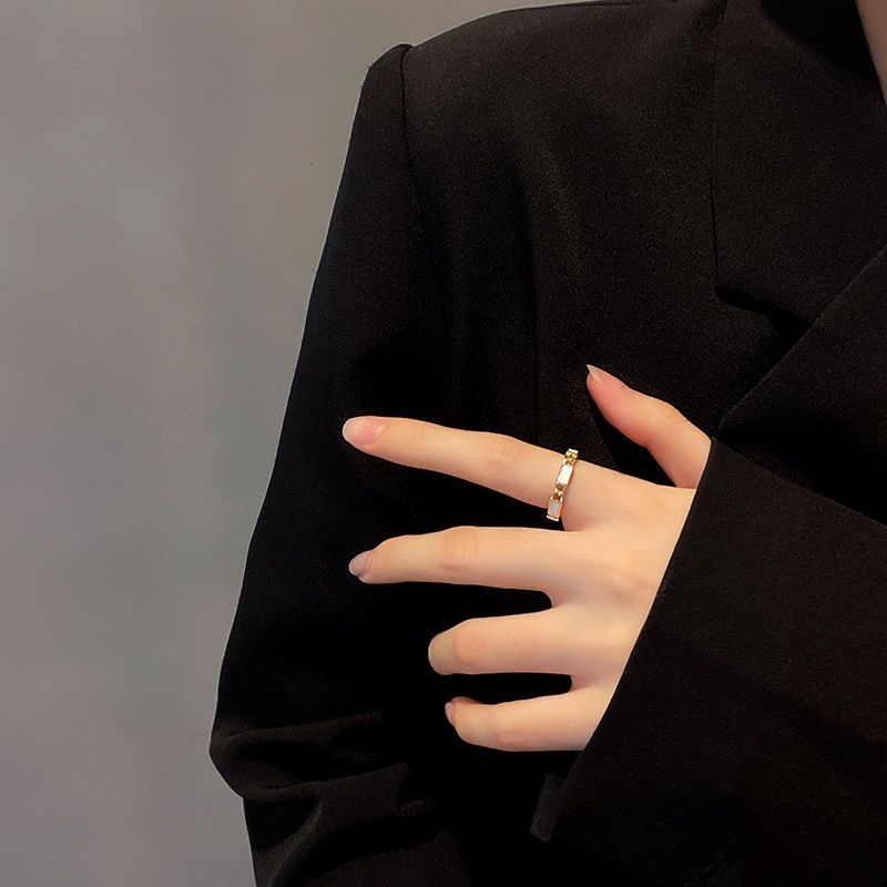 Anello aperto bianco per donna, moda leggera di lusso, tendenza unica, design di nicchia, stile minimalista, anello per indice_voghion.com