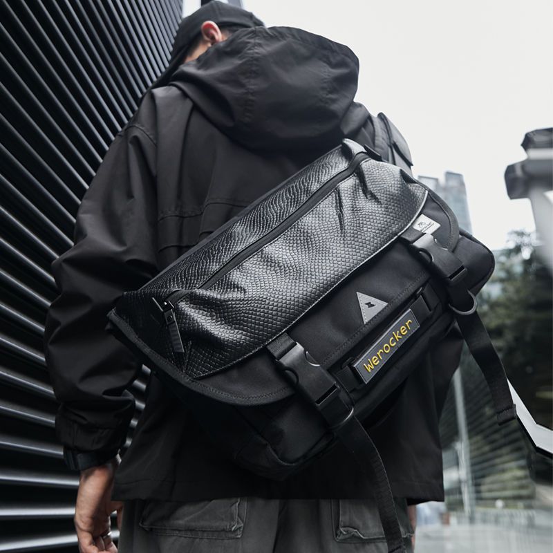 日系潮牌單肩斜挎包男大容量機能風郵差包工裝機車背包騎行死飛包