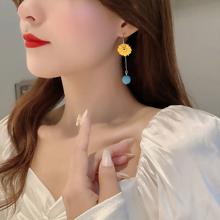 Asymmetric three-dimensional yellow daisy earrings sweet niche design earrings 2021 new trendy earrings earrings