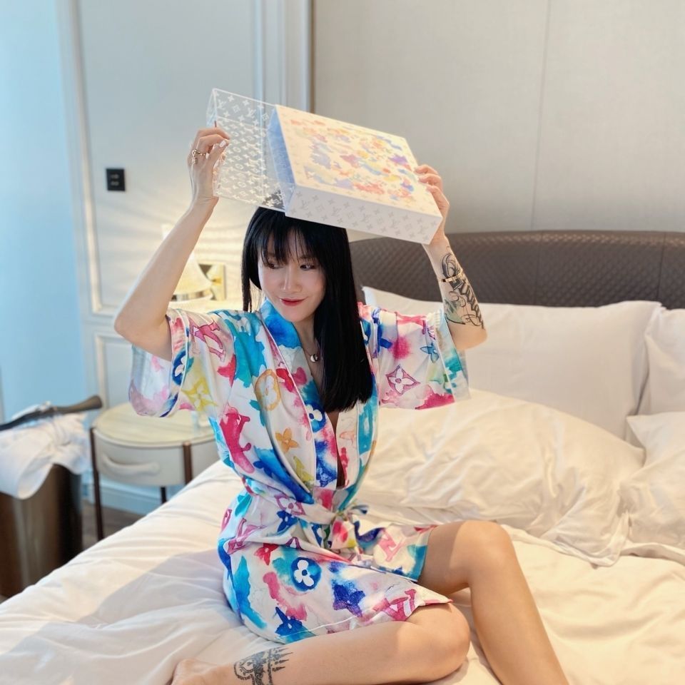 MOMO潮品-L--V 炫彩水墨真絲睡衣套裝亞克力包裝男女情侶同款創意禮品夏日