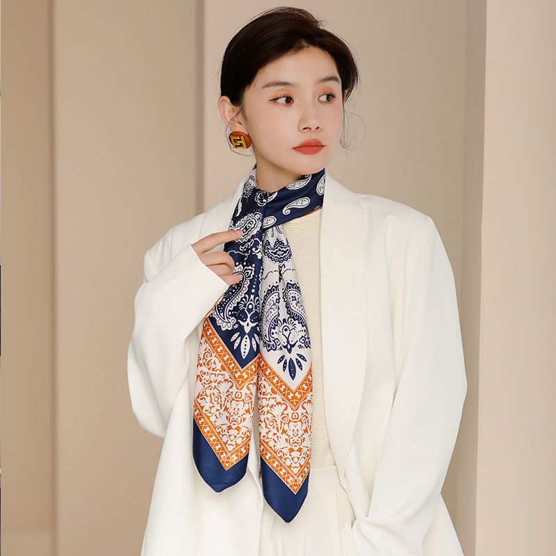 Lenço de seda para mulher quadrado estampado acessório moda_voghion.com