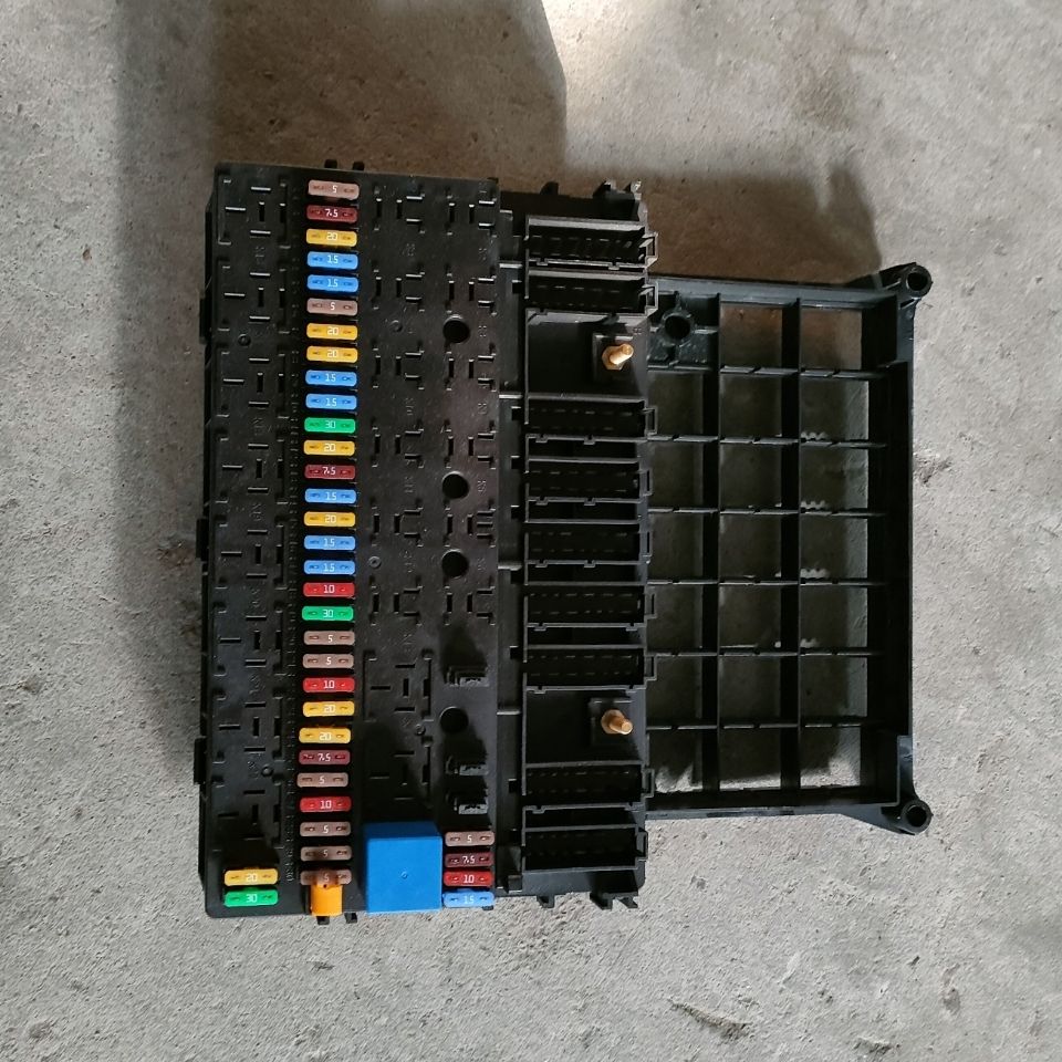 适配于福田戴姆勒欧曼gtl保险丝盒前围中央配电盒总成est电器盒