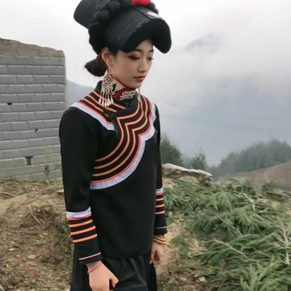 凉山彝族服饰彝族女式 绣花衣服 民族女款上衣外衣