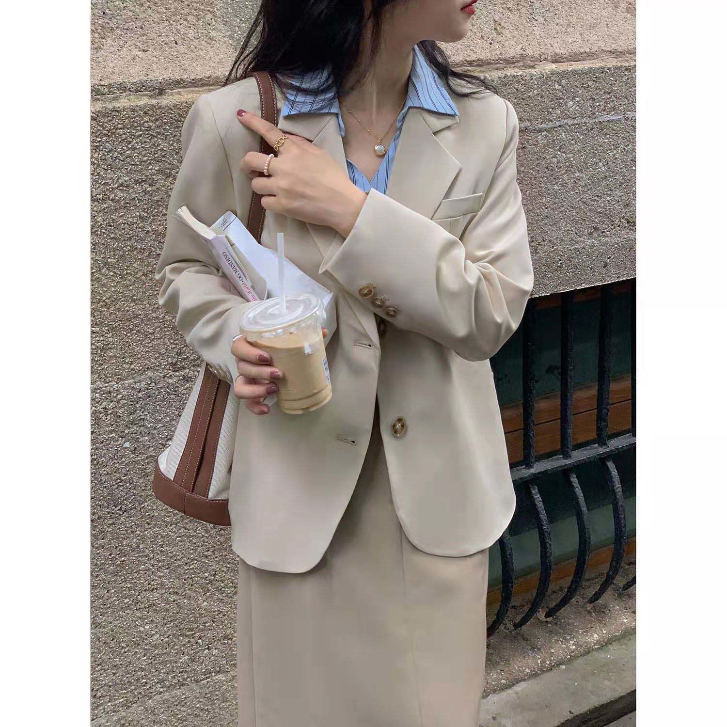2022 spring and autumn small suit jacket women's leisure versatile British style gray short ins west Xinjiang Tibet special chain