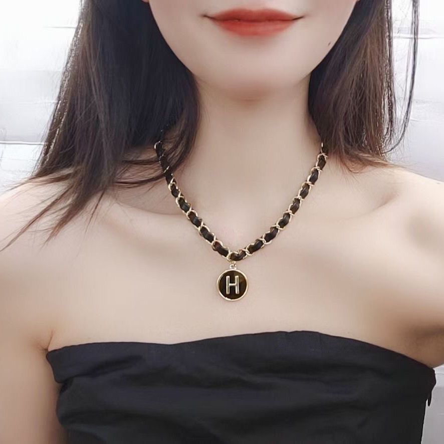 時髦編織H字母百搭項鍊黑圓牌吊墜個性頸鏈網紅同款choker鎖骨鏈