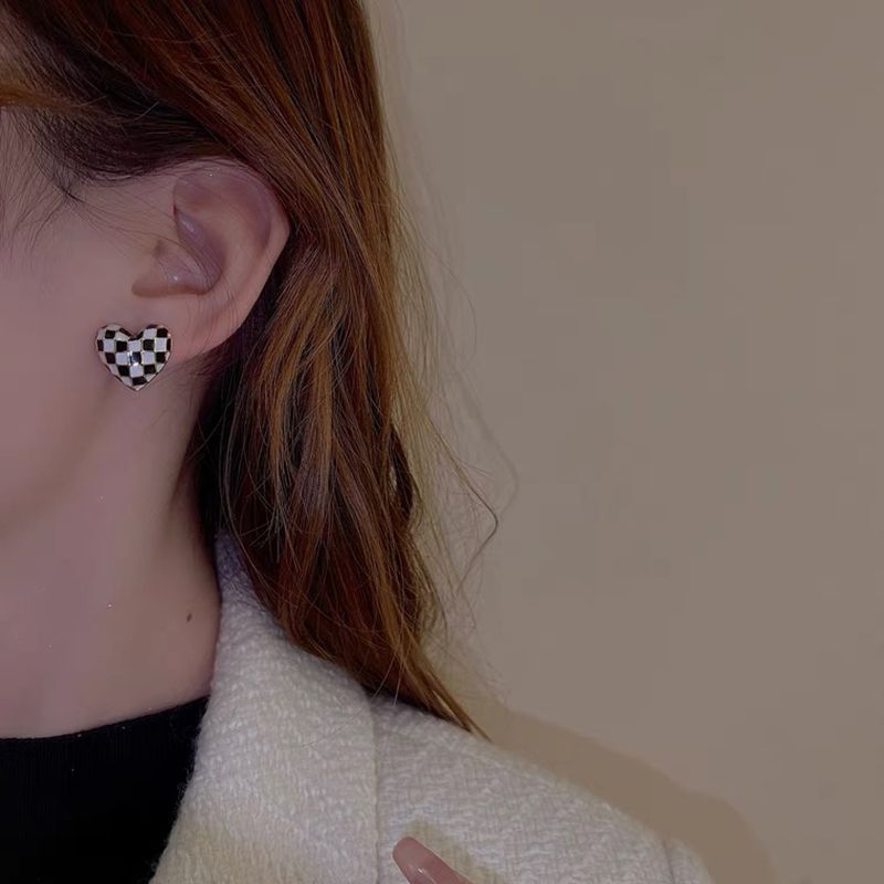 韩国夏季黑白棋盘格爱心耳钉女小众精致时尚气质银针心形耳环耳饰