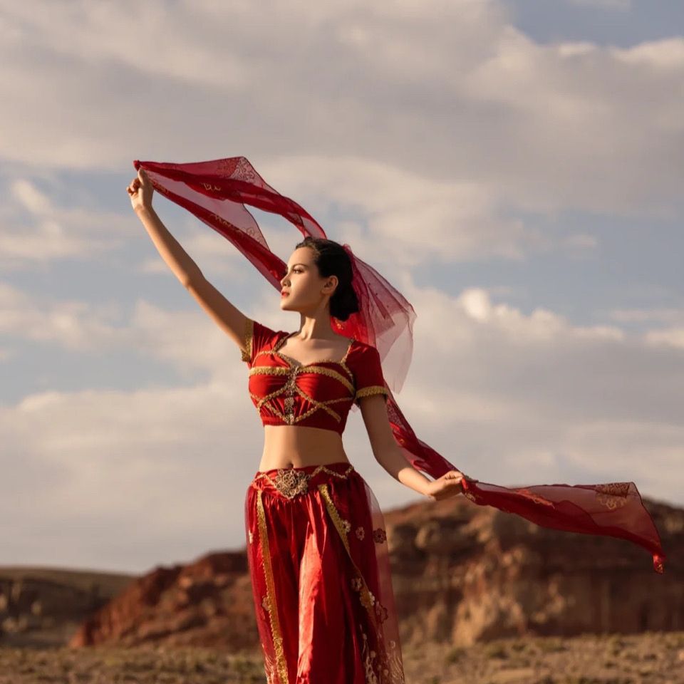 西域美人大唐盛世舞姬抹胸绣花灯笼裤汉服中国风沙漠旅游写真服女