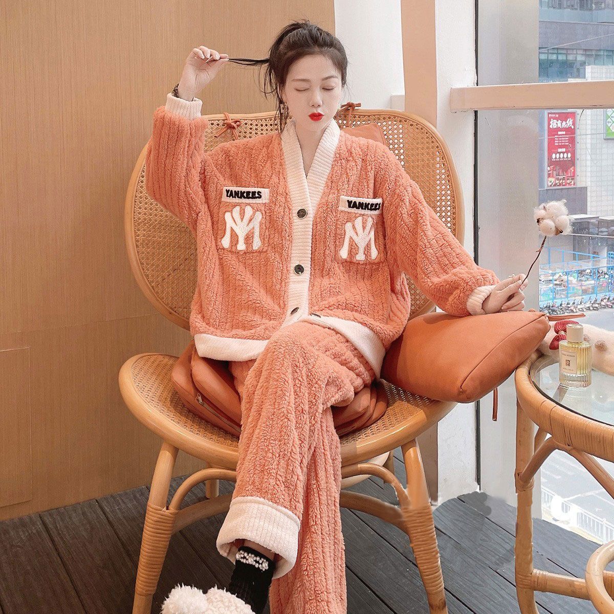 Korean version of the new hot style pajamas female coral velvet plus velvet thickened high-end foreign style sweet and cute home clothes can be worn outside